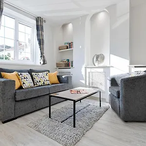 2 Bedroom Flat In With Free Parking Apartment