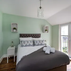 Sea View Mumbles Sleeps 7 Holiday home